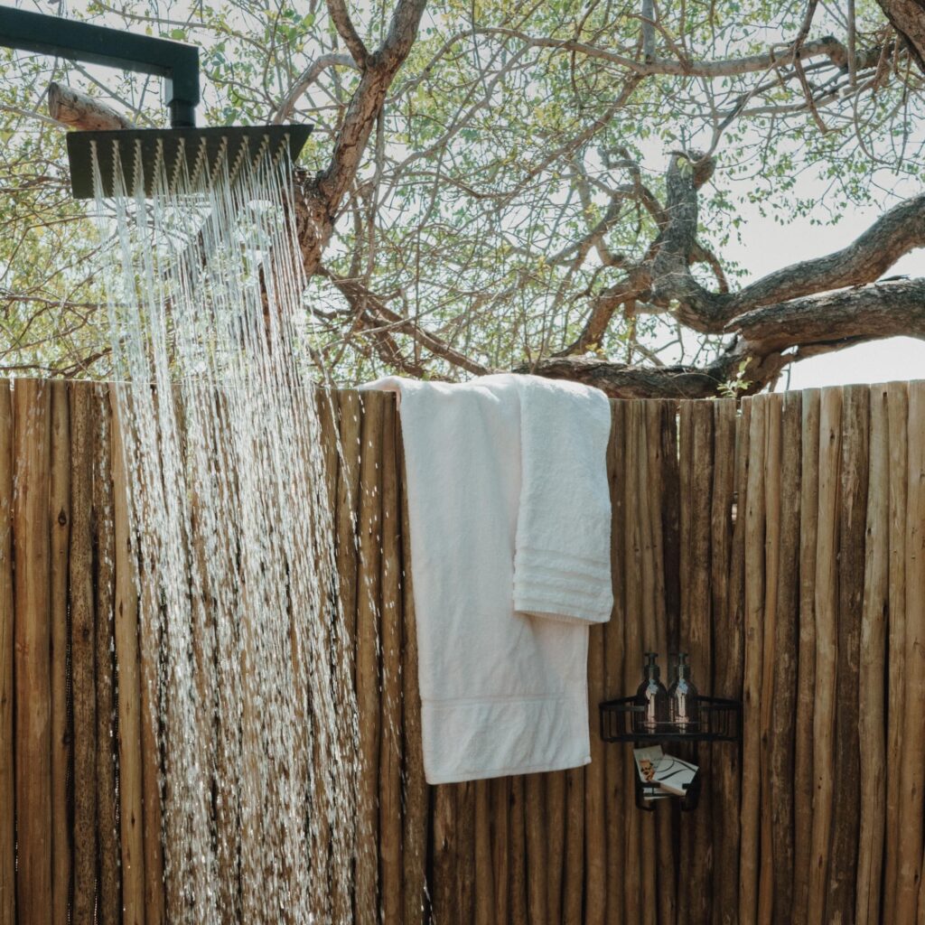 Outdoor shower - Under the stars